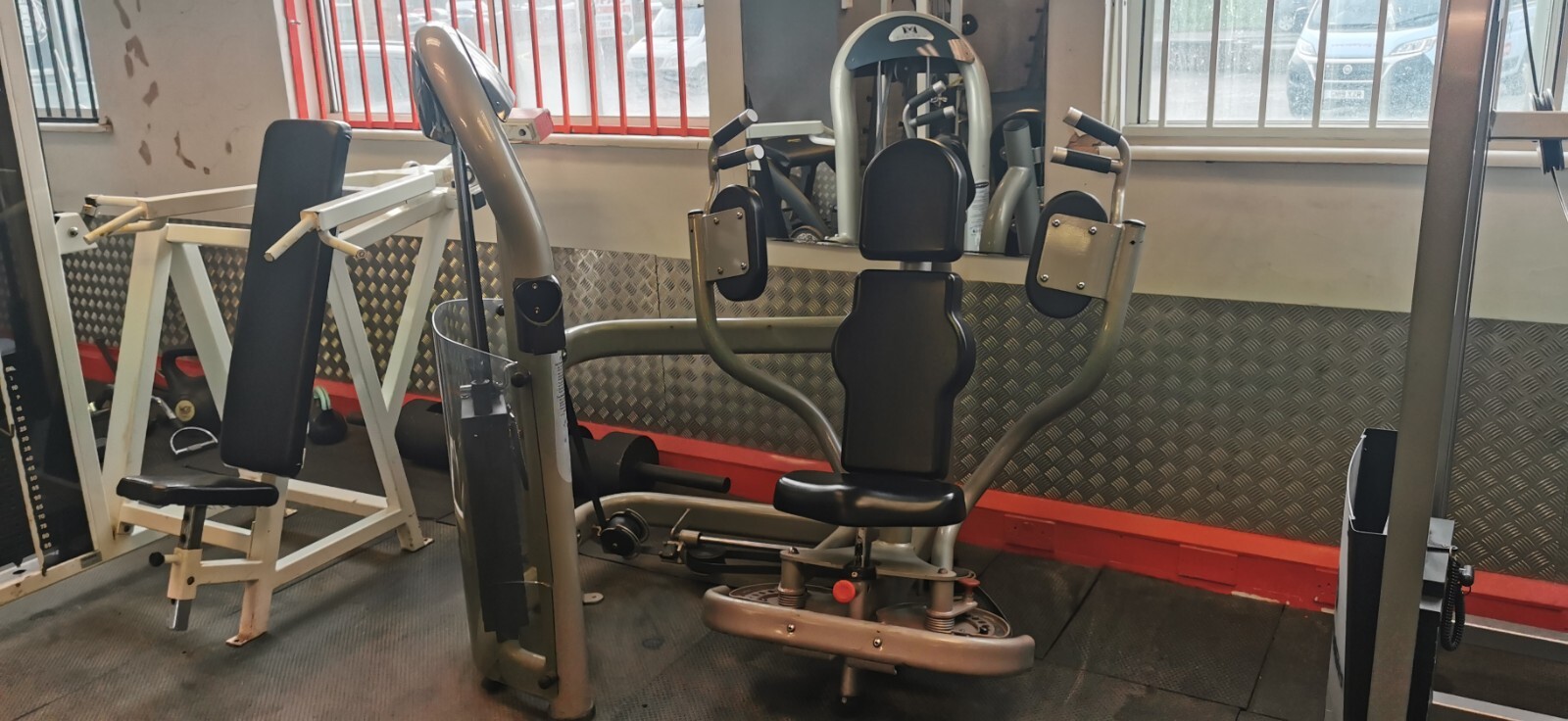 Bargain £450 (£4500 new) MATRIX peckdeck chest commercial fly machine ...