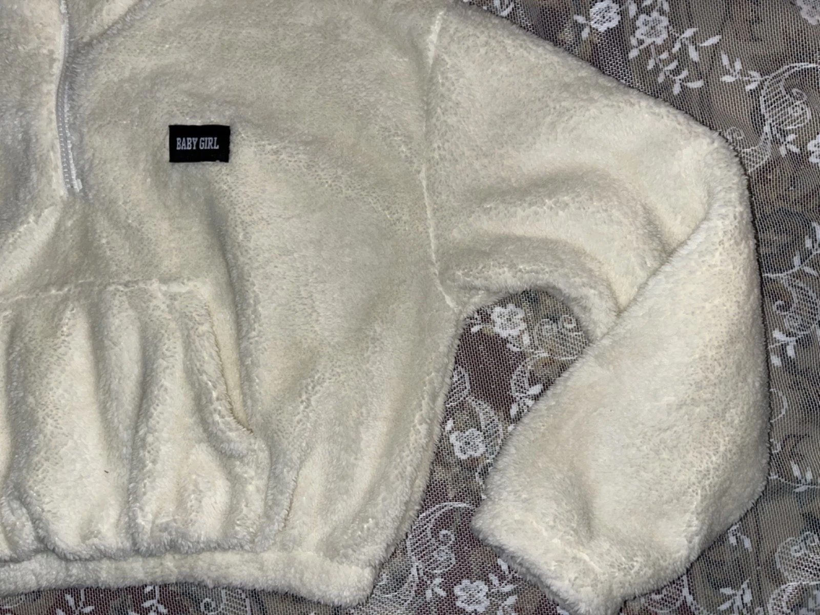 OFF WHITE Felpa maglione nuovo senza etichette senza marchio Fuzzy morbida cropped dice 'Baby Girl' mezza zip L