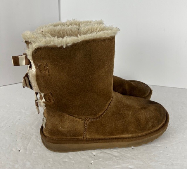 UGG Bailey Bow II Boots Women Size 6 Brown Wintwr Boots Poor Condition