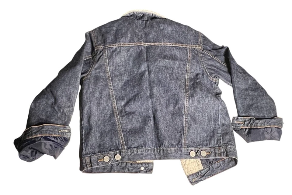 Chaqueta de camionero retro de mezclilla forrada con edredón de piel sintética Buffalo para mujer talla pequeña Foto 4 de 4