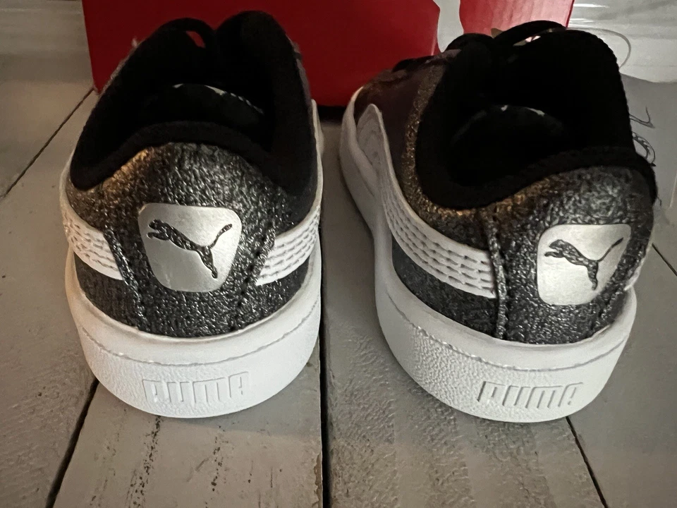 Zapatos pequeños Puma Vikky V2 Glitz 2 AC plateados blancos Puma negros talla 5C EE. UU. Foto 3 de 4