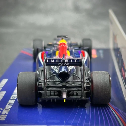Minichamps 1/43 Infiniti Red Bull Racing RB9 F1 Ganador GP de India 2013 S. Vettel - Imagen 10 de 13