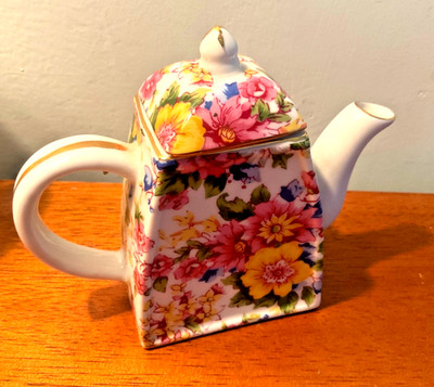 VALENTINES vtg NANTUCKET Ceramic Hand Painted Floral mini Teapot Gold Trim 3.5 