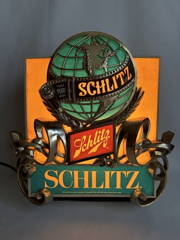 Vintage 1977 SCHLITZ Beer Lighted Bar Sign Light Up Globe Wall Plaque Union