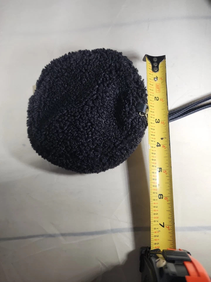 Bolsa Muñequera City Streets Negra Sherpa Cara de Gato - Monedero Redondo Difuso, Cremallera Foto 2 de 4