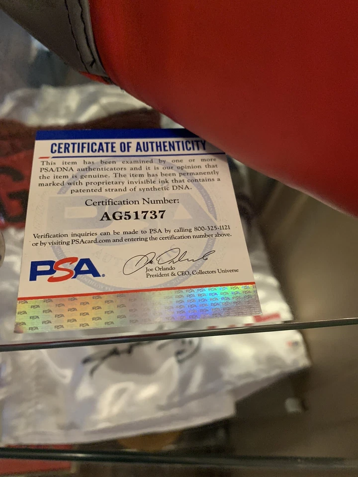 vintage thomas “the hitman” hearns autographed boxing glove with PSA and magazin - Image 3 of 4