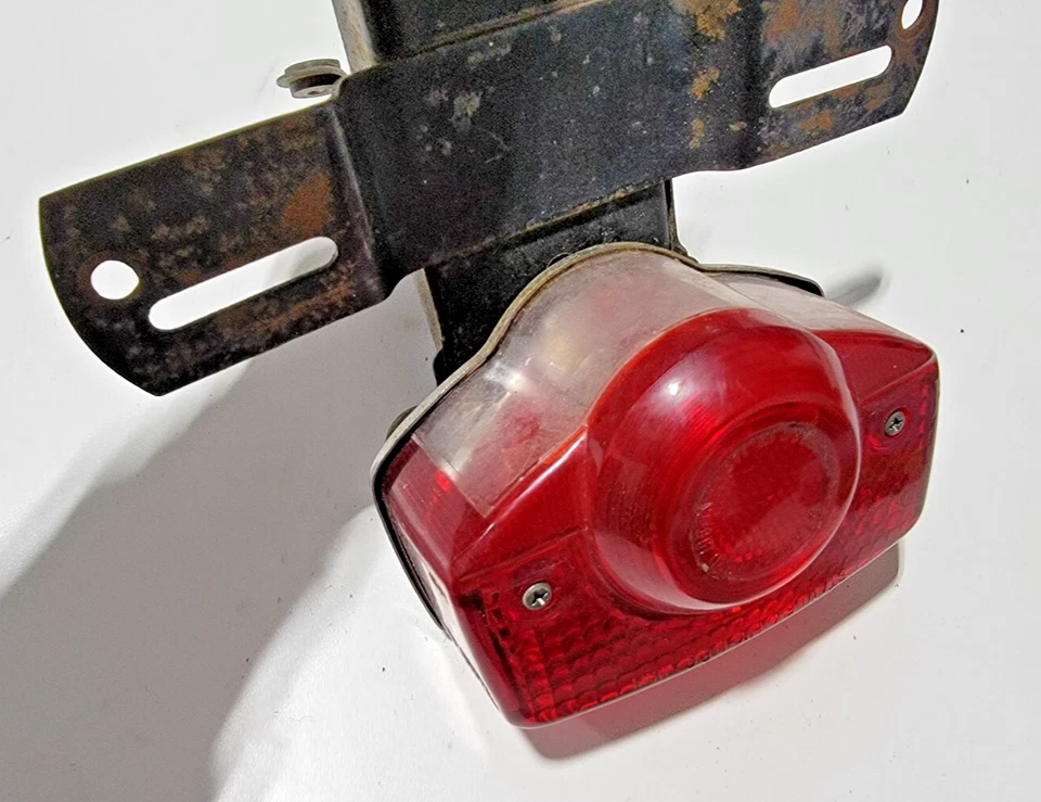 Luz trasera soporte matrícula Honda 1971 CB450 CB 450 CB350 CL450 SL350 Foto 3 de 4