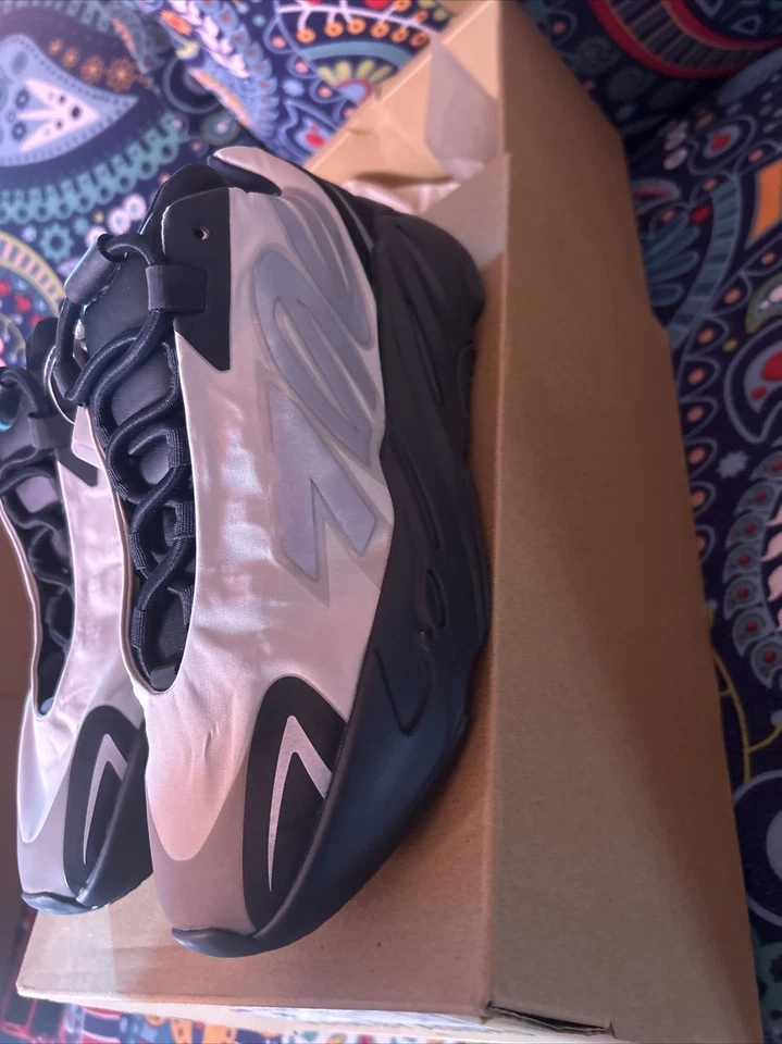 Talla 8 - Adidas Yeezy Boost 700 V1 MNVN Negro Foto 2 de 4