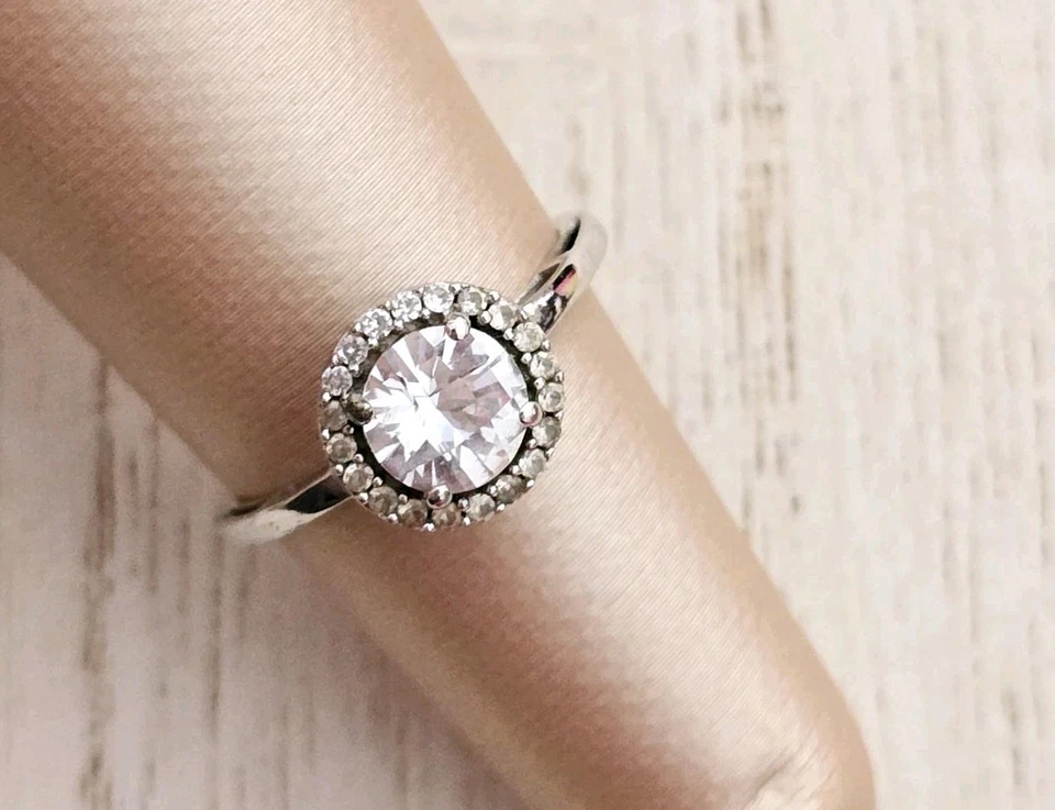 Anillo Kay Jewelers oro blanco 10k topacio blanco o halo de zafiro creado en laboratorio Foto 2 de 4