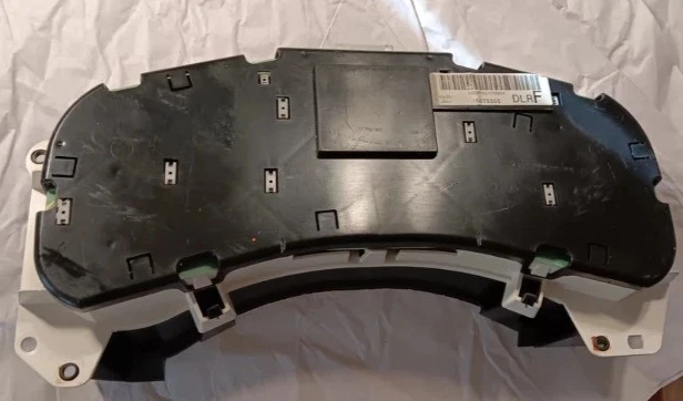 2002 Cadillac Escalade Speedometer Instrument Gauge Cluster Assembly - Image 3 of 4