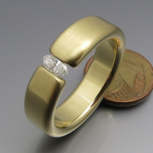 DISEÑO NEUMÁTICO - ANILLO TENSOR DIAMANTE MARQUESA - ORFEBRERÍA PROPIA - ORO AMARILLO 585 - Imagen 7 de 10
