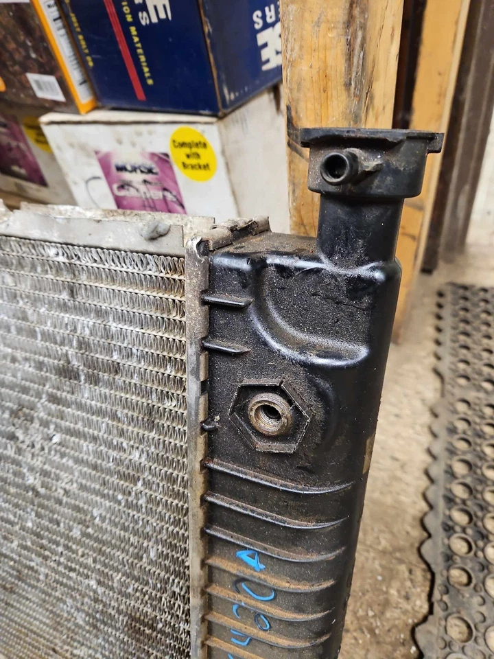 Radiador 95 SUBURBAN 1500 2500 TAHOE GMC YUKON 5,7 L 8-350 1-3/8" de espesor OEM Foto 2 de 4