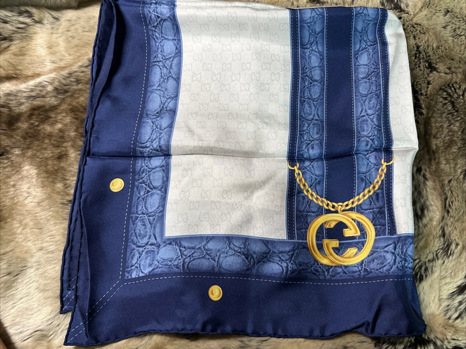 Echarpe carrée en soie bleue monogramme GUCCI GG 100% authentique neuve avec étiquette