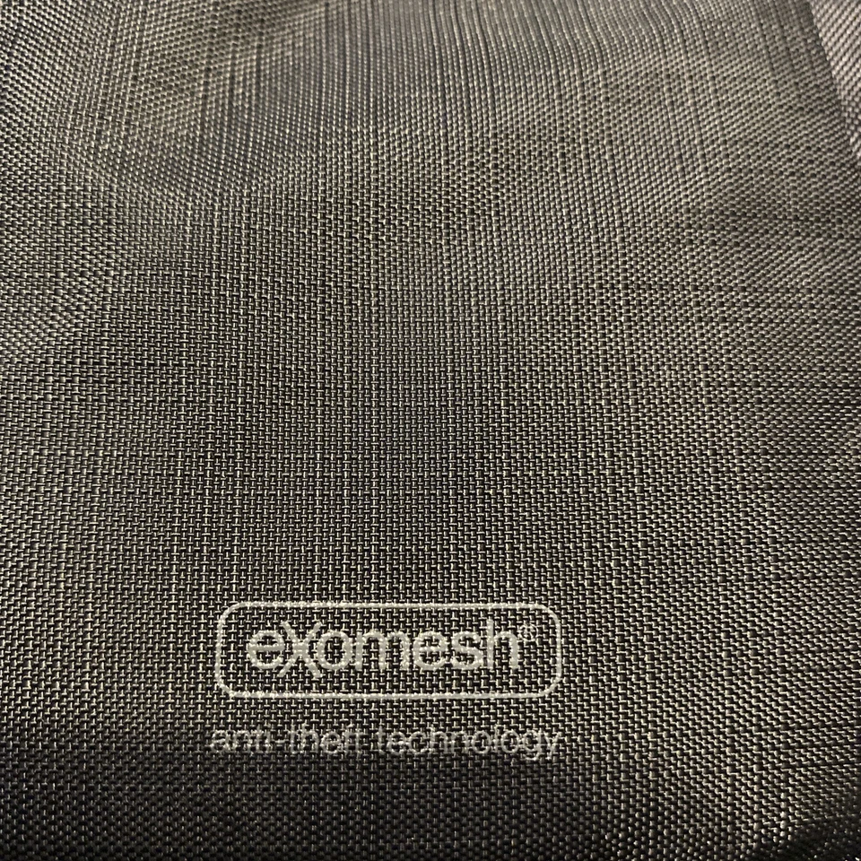 Bolsa de carga superior para cámara compacta antirrobo Pacsafe Camsafe V6 (negra) Foto 3 de 4