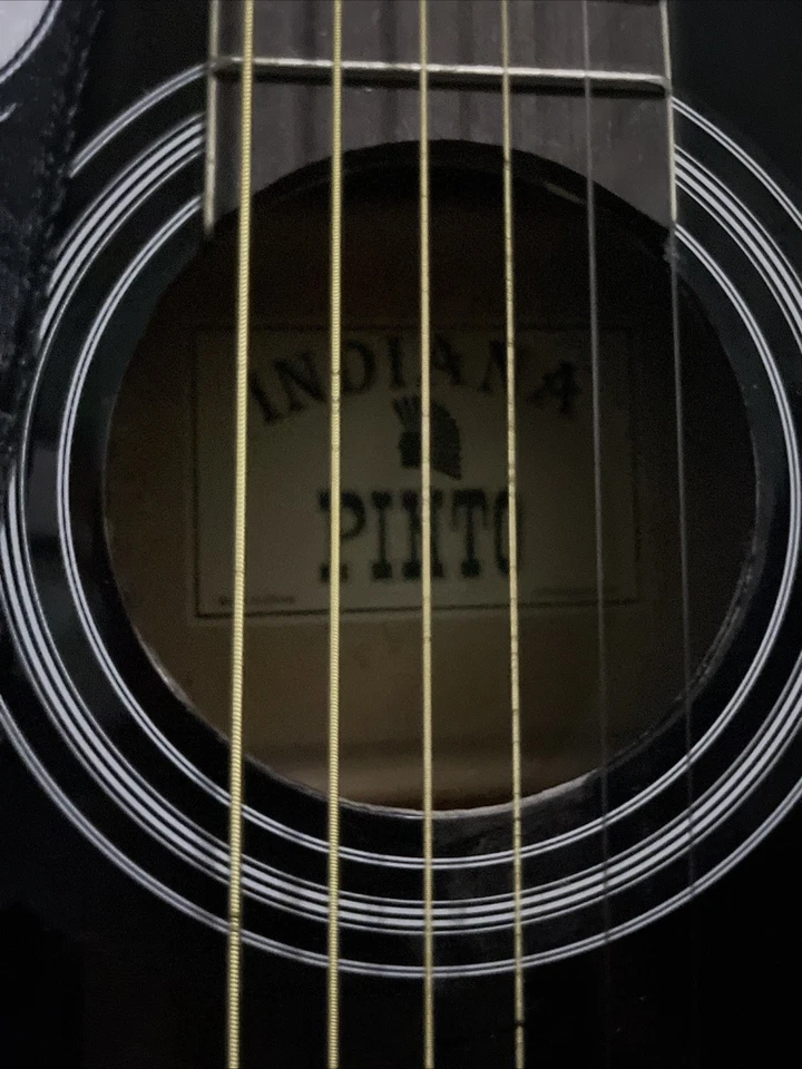 Guitarra acústica Indiana Pinto negra con correa Ying Yang Foto 2 de 4