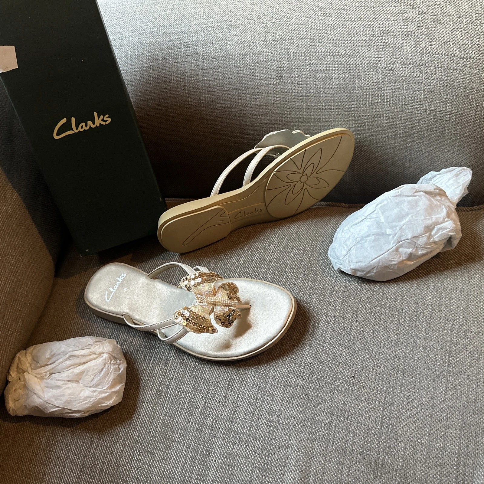 CLARKS Sandali Clark’s Ronalda oro nuovi con scatola nuovi UK 6 paillettes farfalla infradito donna
