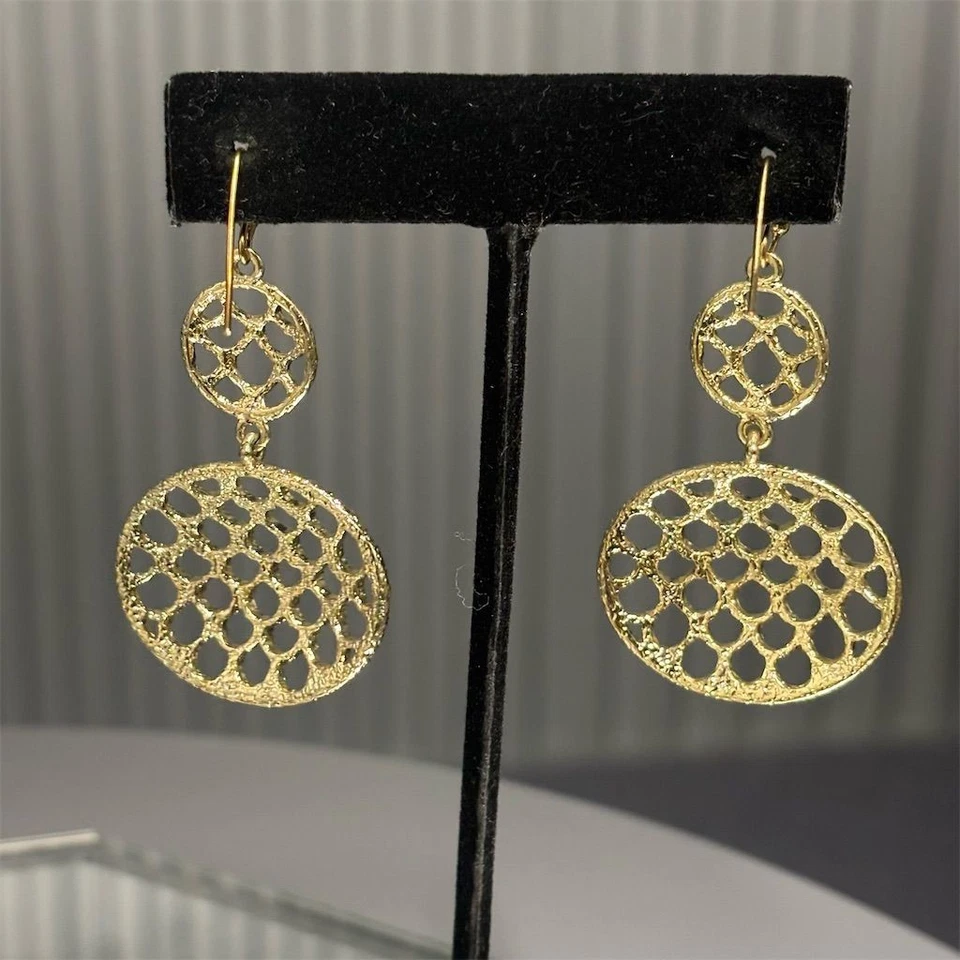 Pendientes Monet para mujer tono dorado colgante celosía níquel gancho libre declaración Foto 3 de 4