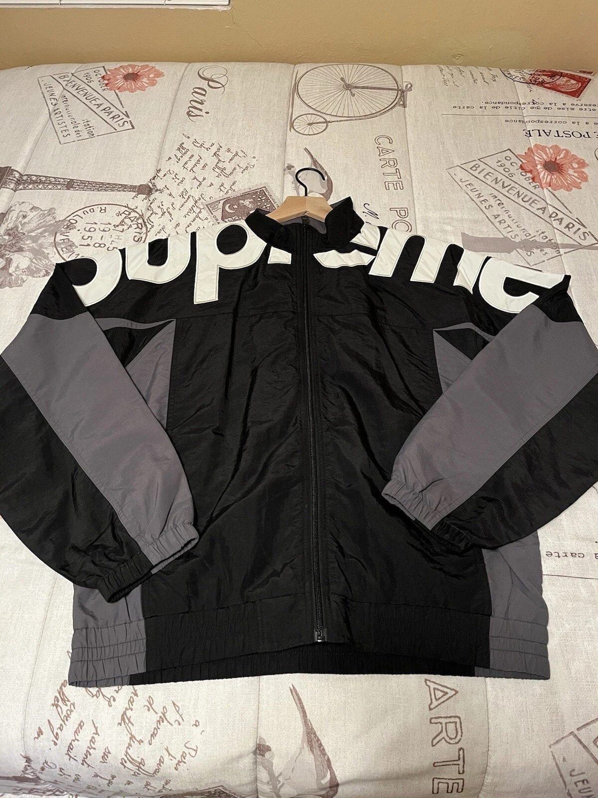 Veste de survêtement logo épaule suprême taille M neuve