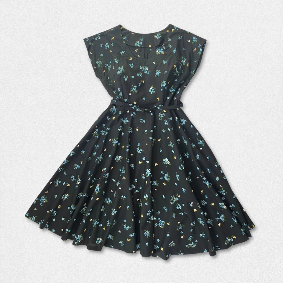 50s Vintage Floral Cotton Dress Full Circle Skirt 32” Waist Sundress Day Dress - Image 2 of 4