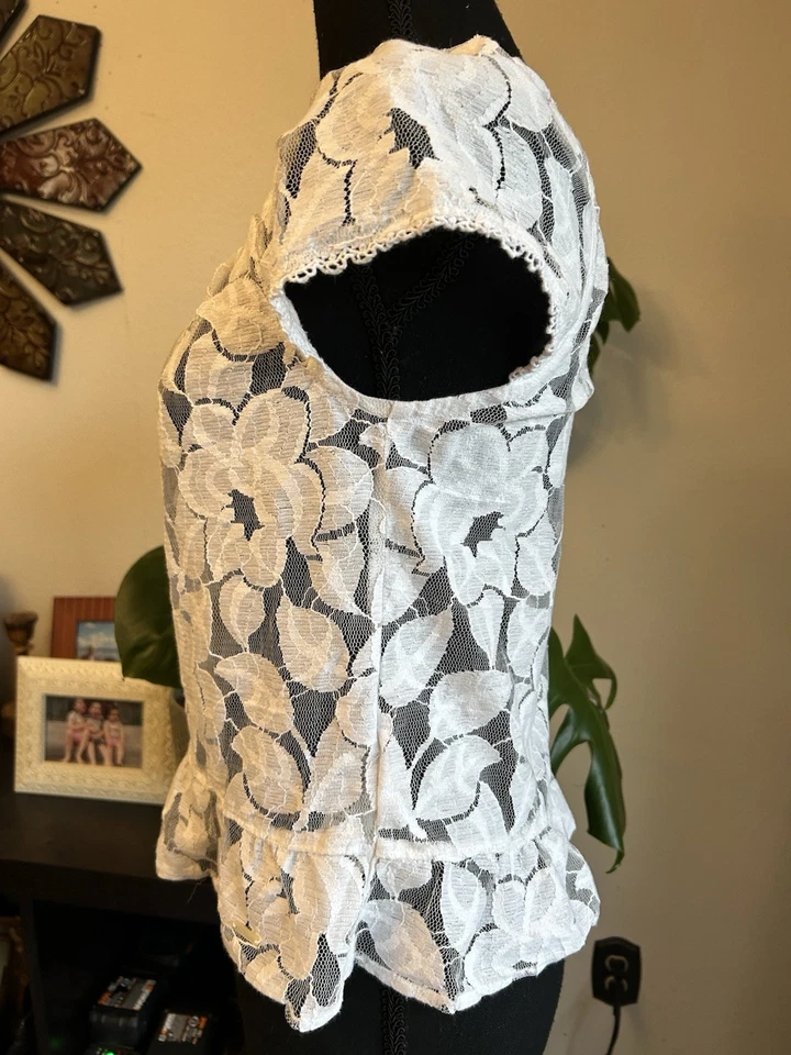 Top de mujer Gilly Hicks blanco de encaje floral transparente manga corta talla X pequeño Foto 2 de 4