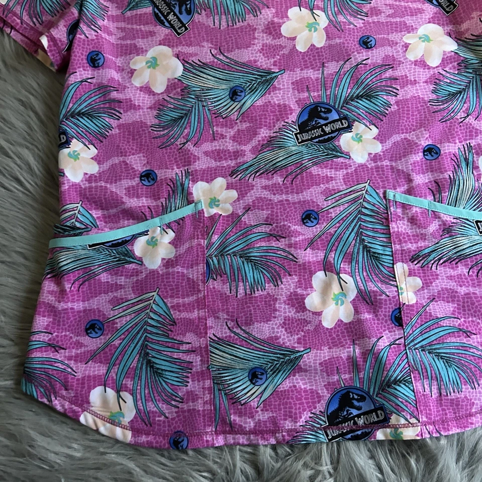 Camisa Jurassic World Scrub Top Feminina Tamanho Médio Roxa Dinossauro Manga Curta - Imagem 3 de 4