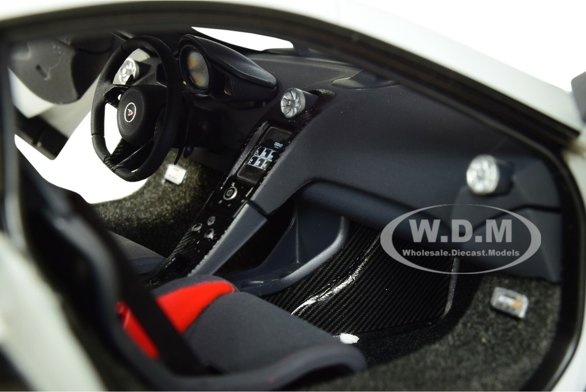 MCLAREN 675LT SILICA WHITE 1/18 MODEL CAR BY AUTOART 76046