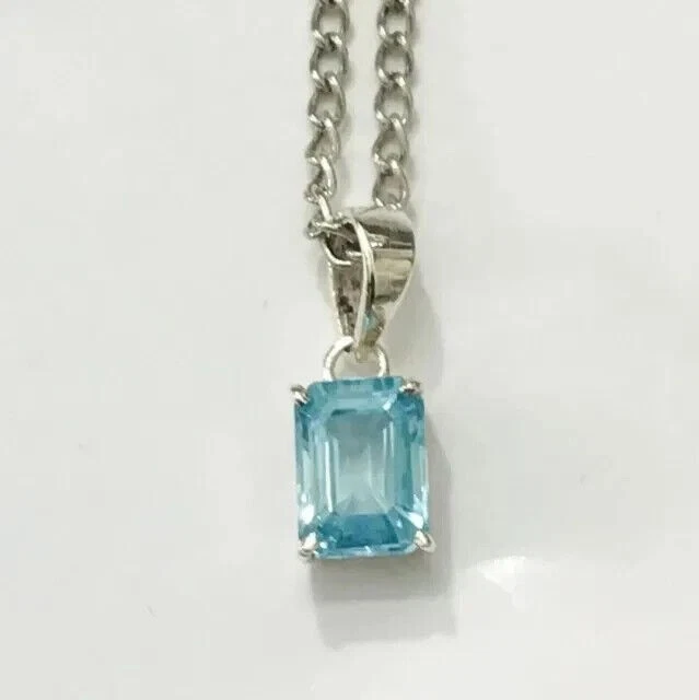 Elegante colgante para mujer de aguamarina simulada de corte esmeralda de 2 quilates enchapado en oro blanco de 14 quilates Foto 2 de 4