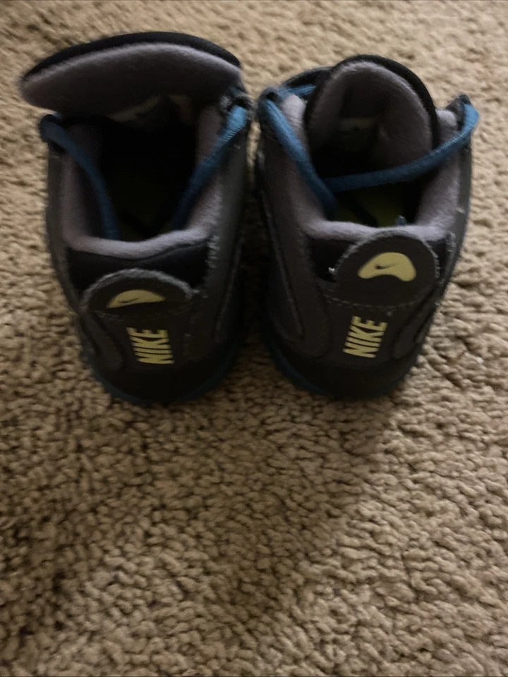 Zapatillas Nike grises niños pequeños (talla 6c) Foto 2 de 4