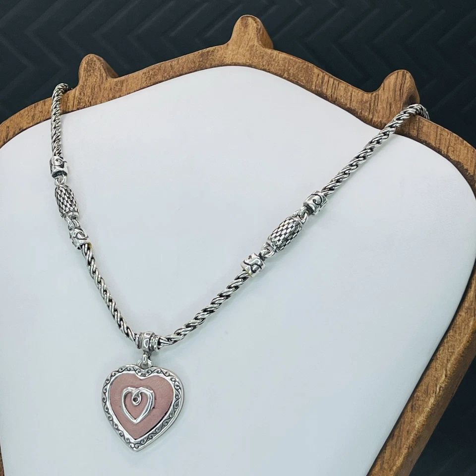 "Collar colgante corazón cuero rosa Brighton Love Notes tono plata 18"" retirado" Foto 2 de 4