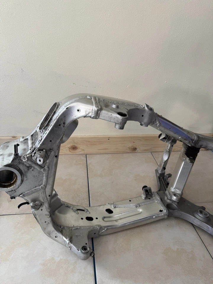 01 02 03 2001 2002 2003 SUZUKI GSXR 600 FRAME MAIN FRAME CHASSIS CLN - Image 3 of 4