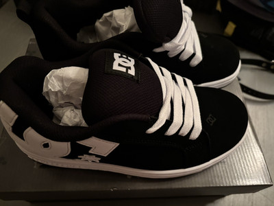 DC Shoes Black/White boys size 5.5