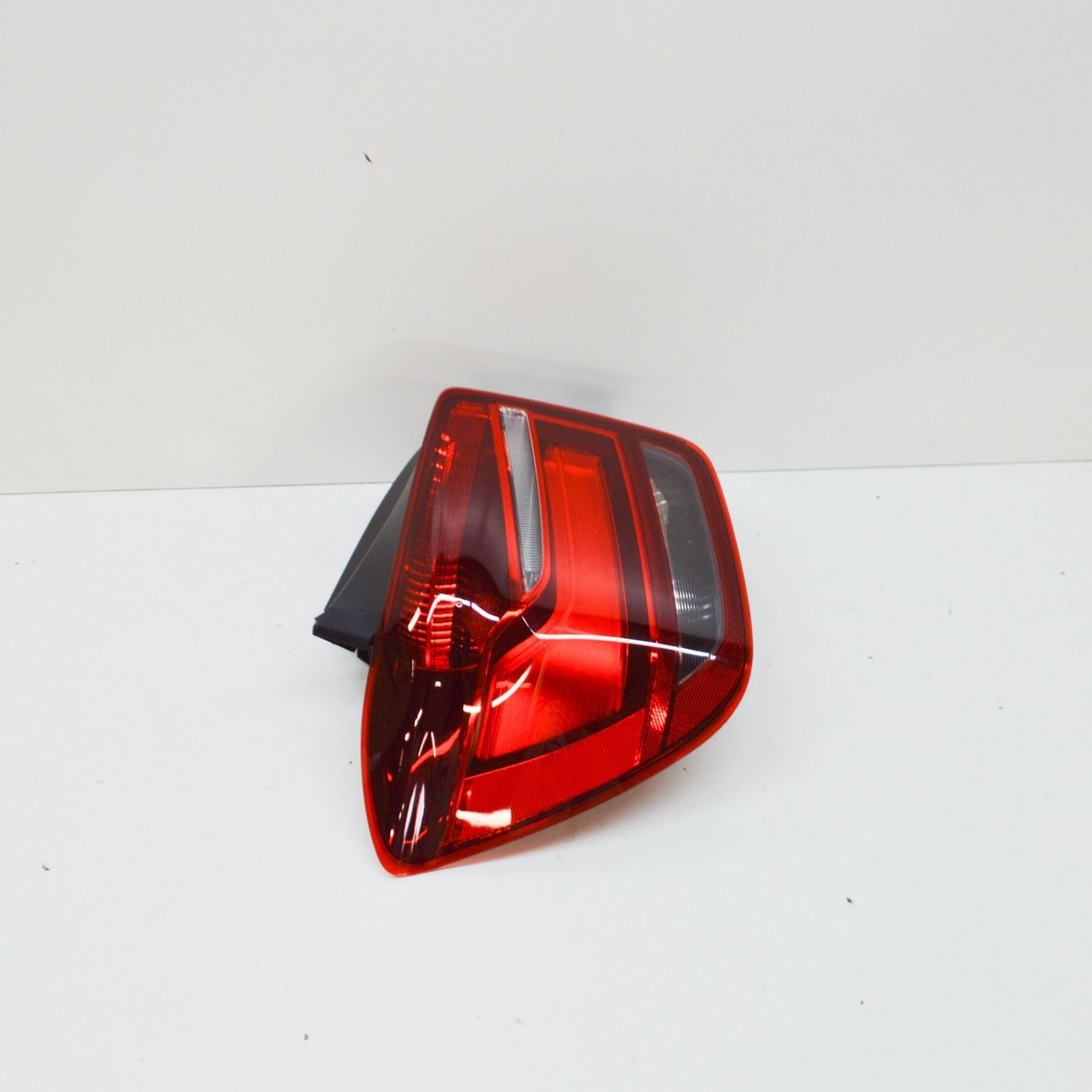 NEW BMW 1 F20 REAR LEFT TAIL LIGHT 63217241541 7241541 63-21-7-241 