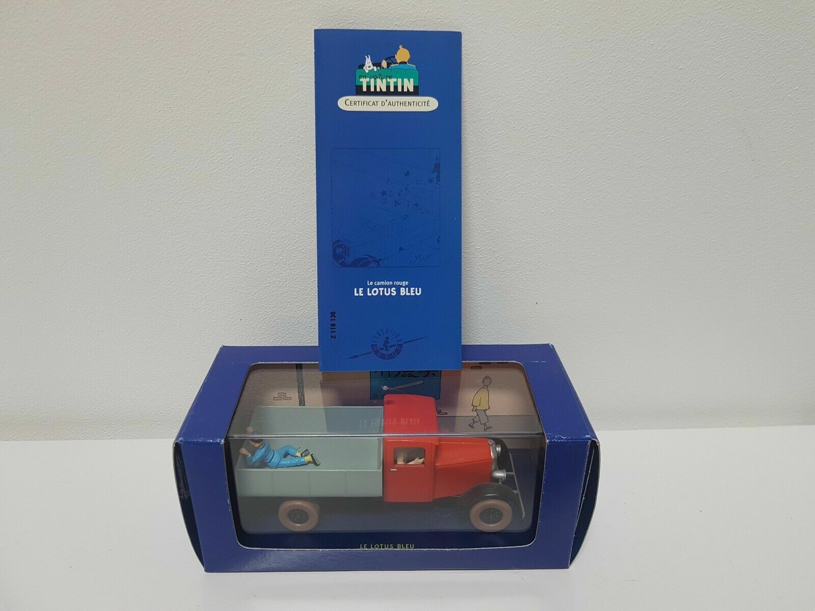 Camion rouge Miesse Tintin n 36 revivez l'aventure du Lotus Bleu 1/43