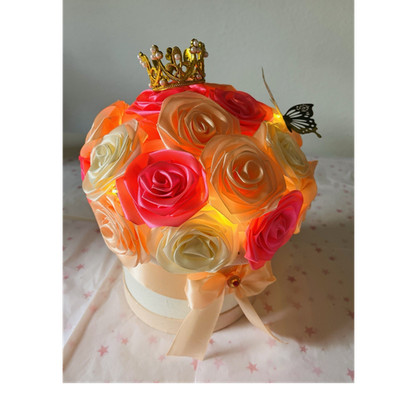 Raffaello Geschenkbox mit künstlichen Rosen, Krone, Schmetterling, Süßigkeiten