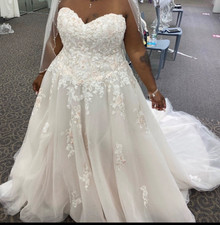 Elegant Ivory Lace David’s Bridal Wedding Gown – Size 18, Style V3902.