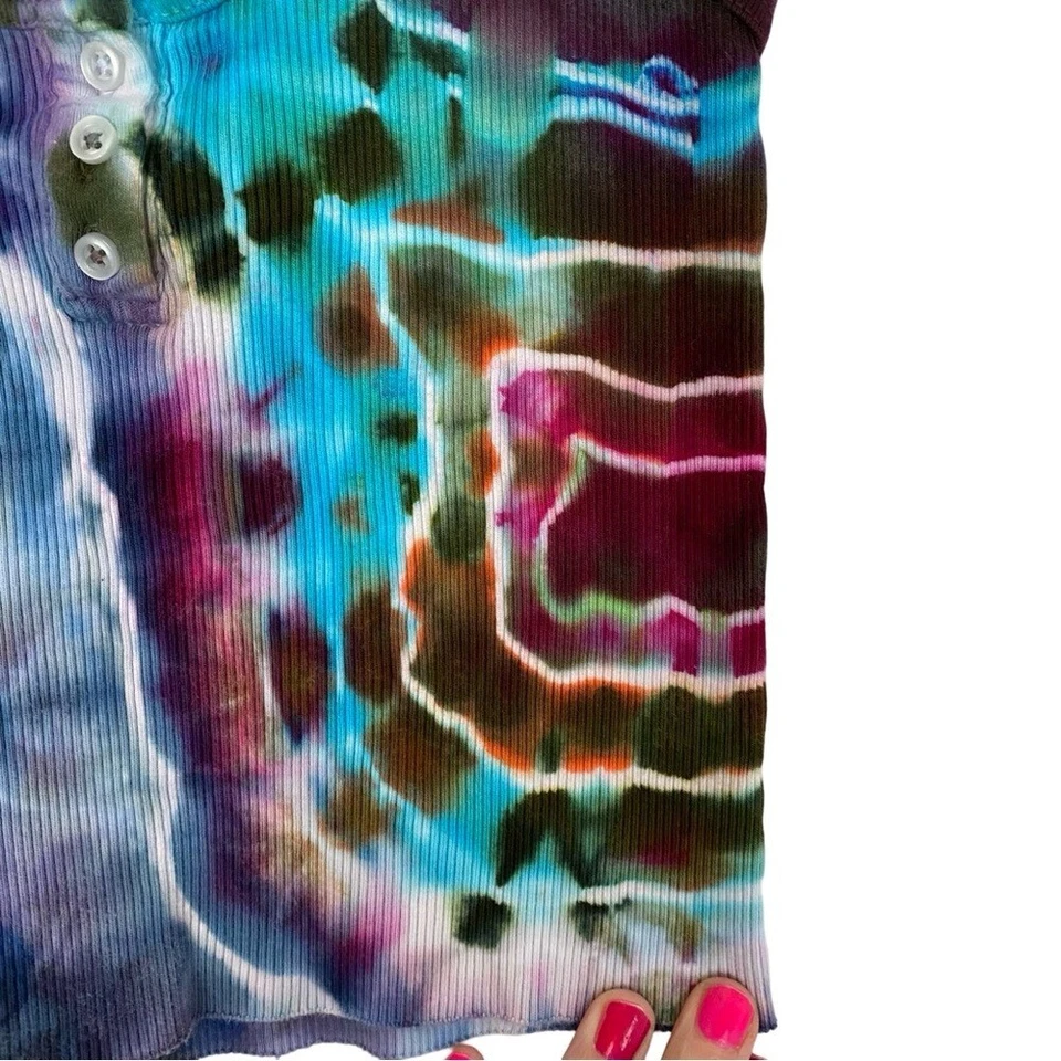 Camiseta sin mangas acanalada Geode Tie Dye hecha a mano corta para mujer talla pequeña colorida reciclada Foto 4 de 4