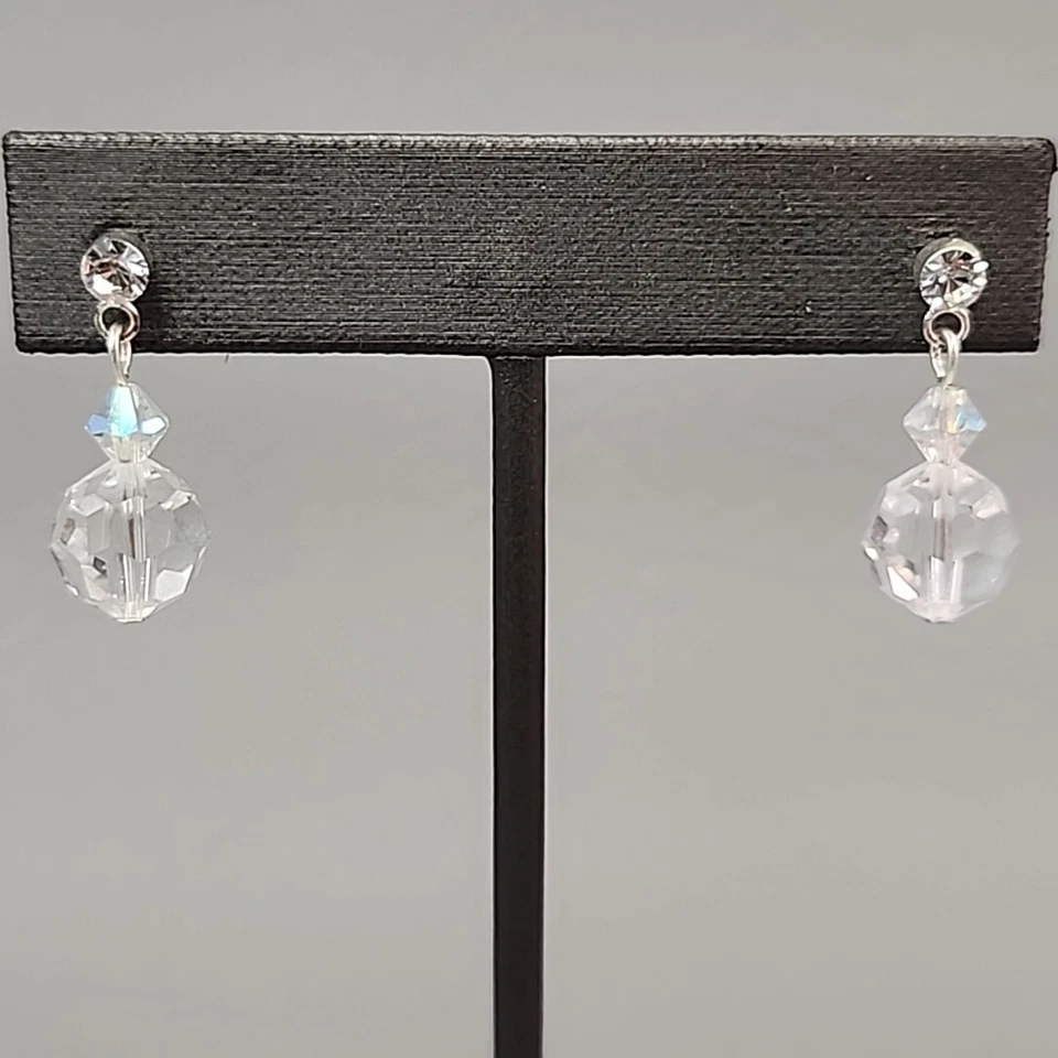 Pendientes perforados colgantes Givenchy estrás de vidrio cuentas facetadas tono plata 7/8" Foto 2 de 4