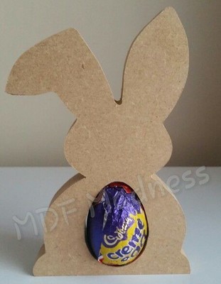 HOLZ BASTELFORM. MDF HASE MIT EI AUSGESCHNITTEN. OSTERARTIKEL