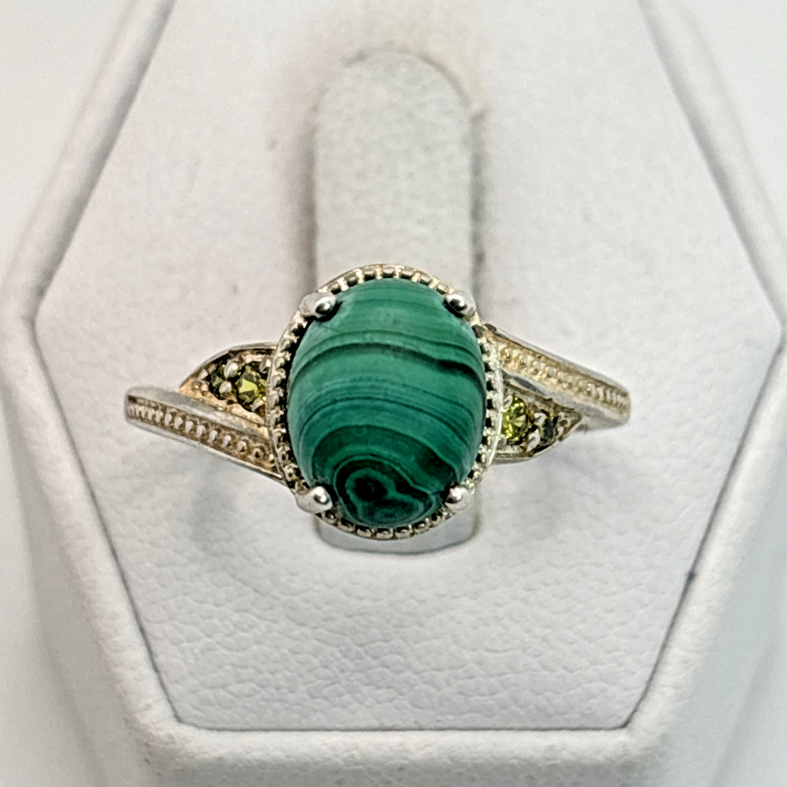 STUNNING .925 Vintage Sterling Silver Estate Ring Size 8 with Green Stone