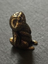Glücklicher Hase | Messing Figur massiv | Häschen Deko | Entspannte Tierfigur