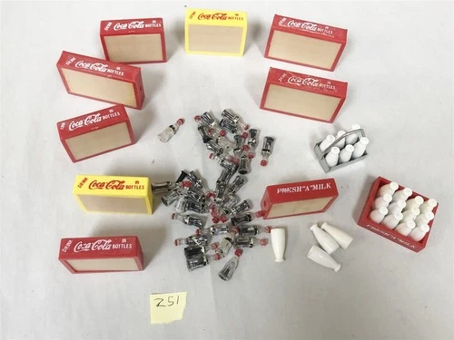 VINTAGE COLLECTION OF COCA COLA BOTTLES & CASES FOR TOY DELIVERY TRUCKS LOT #Z51