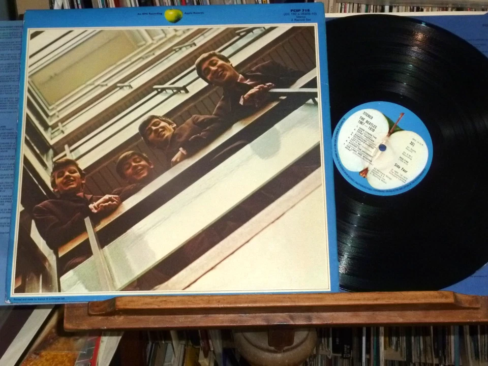 1973 UK 1st type The Beatles ‎– 1967-1970 singles PCSP 718 Two LP Near Mint Set - Image 4 of 4