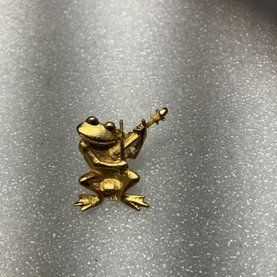 USED JJ Musical Frog Playing Violin Gold Tone Music Theme Pin Jonette Jewelry.