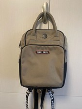 Mini mochila convertible Teddy Fresh color tostado y negro