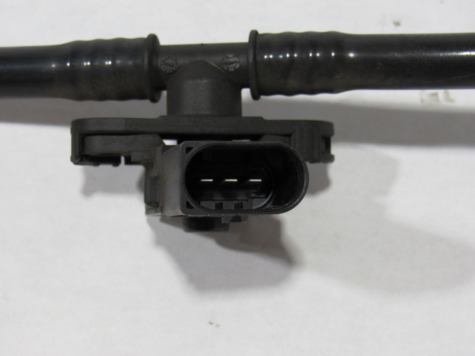 14-20 BMW I8 2015 Fuel Gas Reservoir Tank Breather Hose Pipe Line Tube ;:M