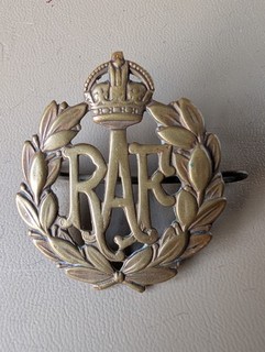 vintage WW2 brass Kings crown RAF WAAF cap badge FREE POSTAGE!