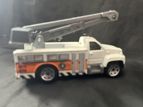 Matchbox 1999 GMC Bucket Truck Toy Car 3" White - Picture 3 of 6