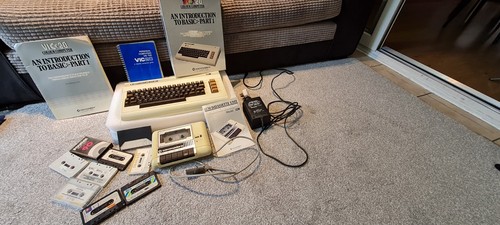 Commodore VC 20 Vintage Home Computer with Cassette Deck And Accessories. - Afbeelding 2 van 10