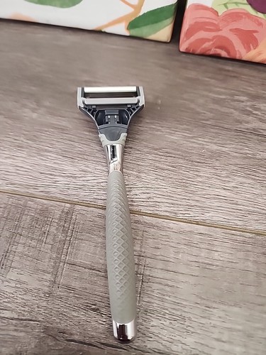 Harry's Razor Handle & 1 Cartridge Chrome Edition New No Box ๐ฅ - Picture 2 of 3