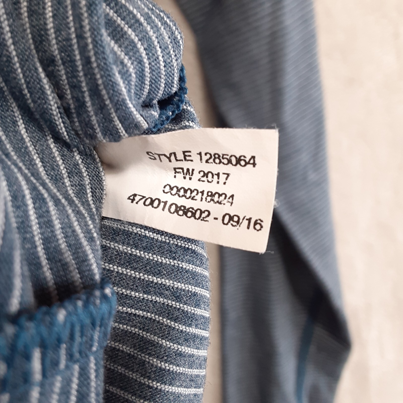 Under Armor Womans Run Threadborne Pullover LS Ho… - image 5